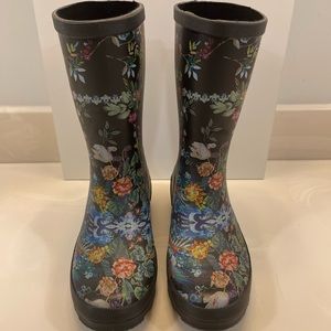 Size 10 Johnny Was Black Floral Print Rainboot